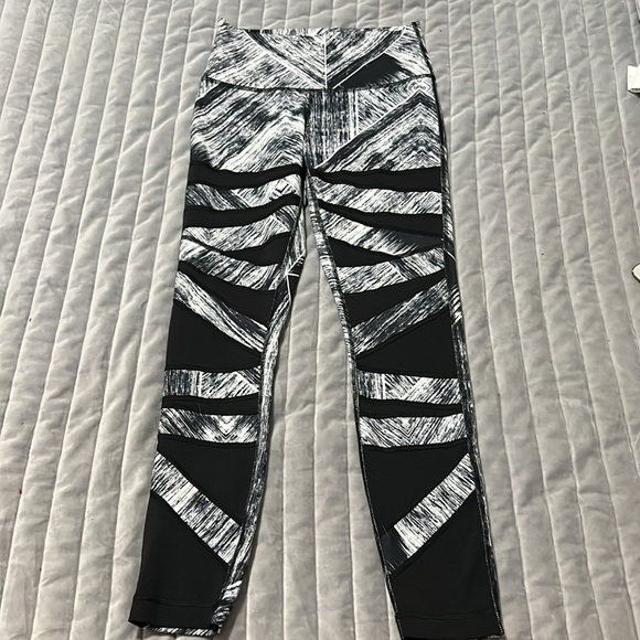 lululemon athletica Pants - LULULEMON RARE Leggings SUPER CUTE!  Size 6